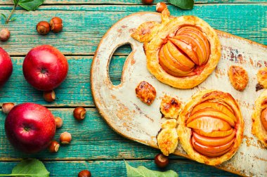 Sonbahar ev yapımı elmalı turta. Elmalı mini turta. Hamurda pişmiş meyveler.