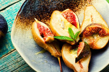 Peynirle doldurulmuş incirli armut yarıları.