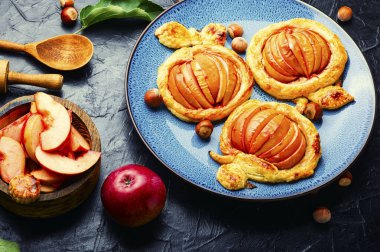 Elma ve fındık ezmeli lezzetli sonbahar pastası. Elmalı mini turta. Sonbahar tatlısı.