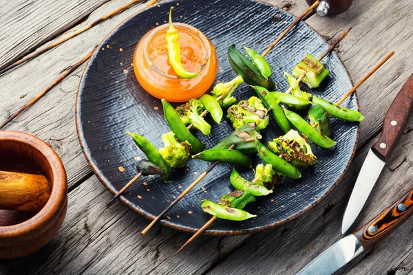 Gemüsespieß Mit Brokkoli Grünen Erbsen Und Okra Gebratenes Gemüse Spieß — Stockfoto