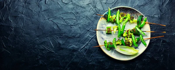 Brokolili Sebze Kebabı Yeşil Bezelye Bamya Şişte Kızartılmış Sebze Boşluğu — Stok fotoğraf