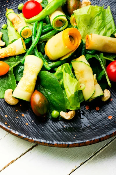 Salada Vitamina Abobrinha Feijão Espargos Ervilhas Tomatos Comida Vegetariana Saudável — Fotografia de Stock