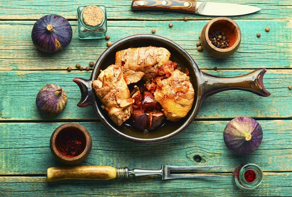 Şarap soslu incirli tavuk dürümleri.