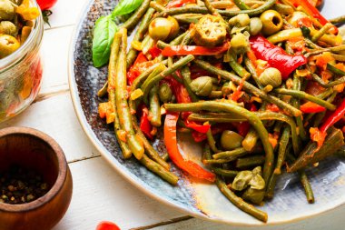 Bir tabak sıcak baharatlı sebze. Biber, domates ve kuşkonmaz mezesi. Meksika yemeği.