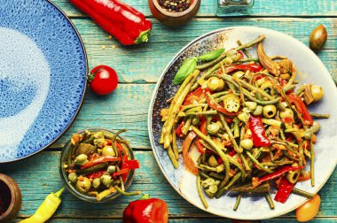 Baharatlı sebze salatası biber, kuşkonmaz fasulyesi, zeytin ve domates.