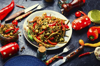 Biber, kuşkonmaz, fasulye, domates ve kapariden yapılan baharatlı sebze aperatifi.