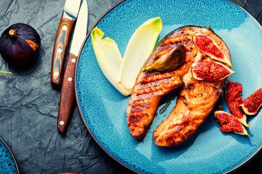 Kızarmış somon bifteği ve figürler. Süslü fırında alabalık.