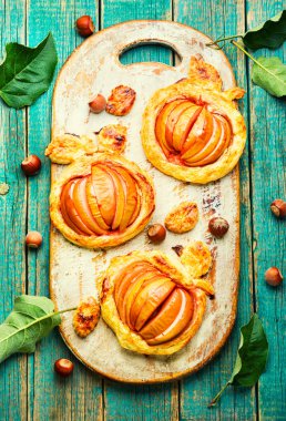 Sonbahar ev yapımı elmalı turta. Elmalı mini turta. Hamurda pişmiş meyveler.