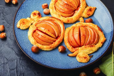 Sonbahar ev yapımı elma turtası. Alışveriş merkezi mini turtası. Hamurda pişmiş meyveler..