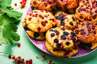 Süzme peynirli krep ya da yaz meyveli şurup. Kırmızı ve siyah üzümlü süzme peynirli börek.