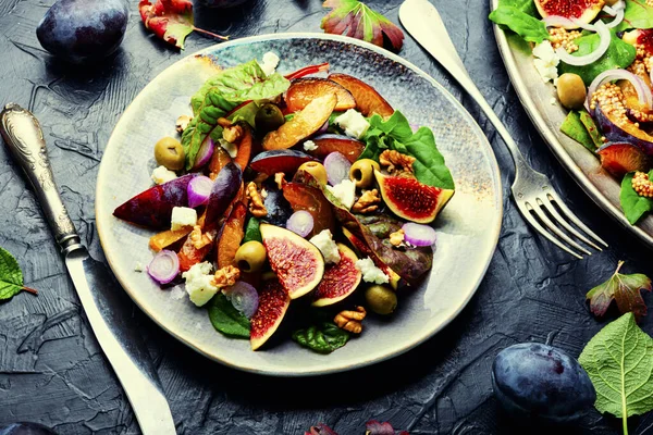 Salada Com Ameixas Figos Azeitonas Queijo Feta Salada Outono Frutas — Fotografia de Stock