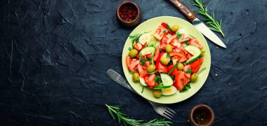 Taze sebze salatası. Domates, salatalık, zeytin ve yumurta. Diyet salatası.