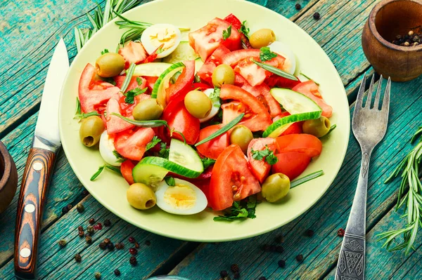 Gemüsesalat Mit Tomaten Gurken Oliven Und Eiern — Stockfoto