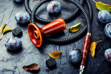 Doğu 'da erik aromalı nargile tütünü. Meyve shisha.
