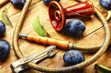 Erik aromalı tütünle nargile içiyorum.