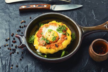 Kuskus ve mantarla doldurulmuş kabak. Shakshuka ile pişirilmiş veranda. Patty tava kabağı.
