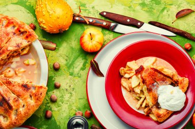 Elmalı turta. Sonbahar tatlılığı. Geleneksel elmalı pasta.