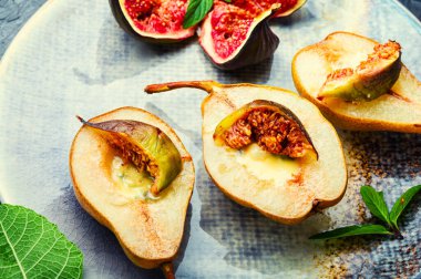 Peynirle doldurulmuş incirli fırında armut yarımları..