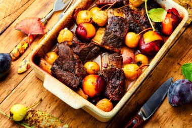 Erik ve inciyle pişirilmiş biftek kaburgaları. Meyve sosunda ızgara et kaburgaları.