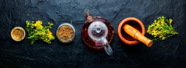 Çaydanlıkta bitki çayı. Bitki çayı. Bitkisel içecek. Hypericum çiçekleri.