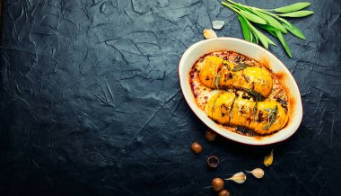 Adaçayı, kekik ve sarımsakla kızartılmış balkabağı. Bitkilerle pişirilmiş balkabağı. Boşluğu kopyala