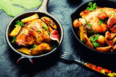 Patates ve figürlerle kızartılmış tavuk eti. Tavada incirle kızartılmış et.