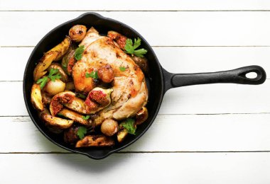 Patates ve figürlerle kızartılmış tavuk eti. İncir ile pişirilmiş et..