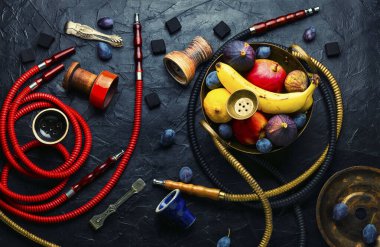 Taze tütsülenmiş meyve aromalı shisha. Meyve tütünlü doğu nargile.