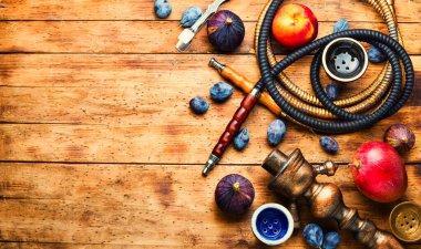 Meyve aromalı tüttürme shisha. Meyve tütünlü oryantal nargile. Mesaj için yer.