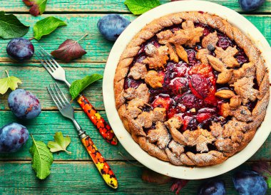 Sonbahar tatlısı ve meyveli yaz pastası.