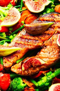 Kızarmış somon bifteği ve figürler. Kızarmış alabalık ve garnitür.