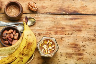 Kakaolu sütlü tatlı. Muzlu çikolatalı mus.