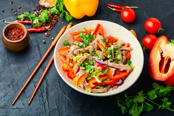 Vårköttsallad Med Nötkött Peppar Tomat Och Majs Asiatisk Sallad — Stockfoto