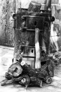 eski paslı metal fırın sobası