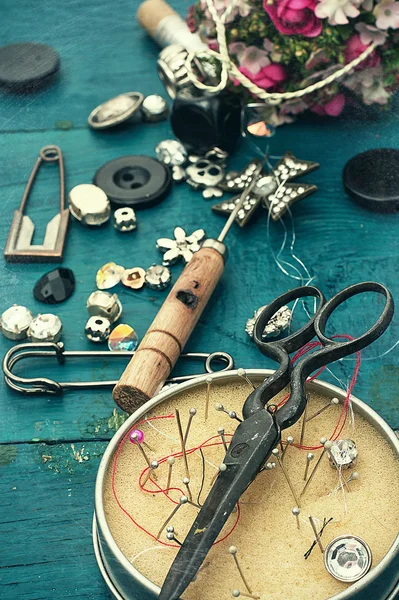 Nähwerkzeuge und Schmuck — Stockfoto