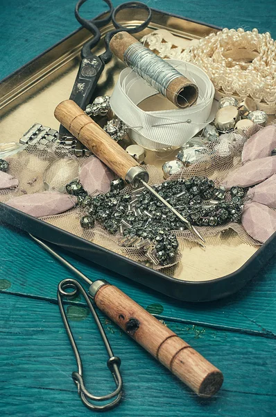 Sewing tools and jewelry — Stock Photo, Image