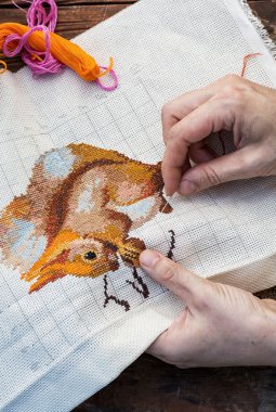 kadının el ve dikiş araçları