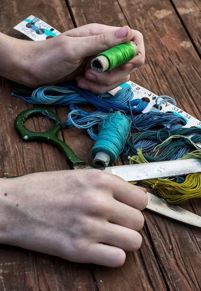 Mano de mujer y herramientas de coser — Foto de Stock