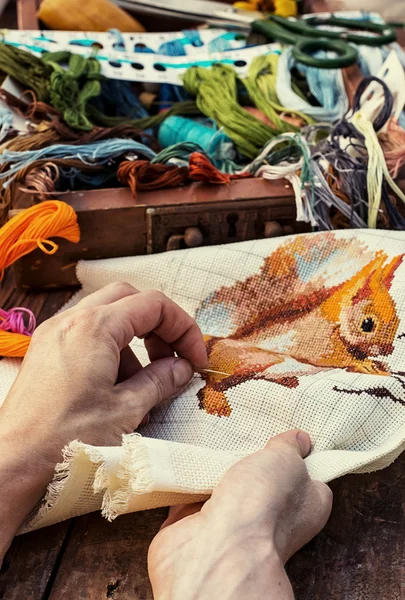 Vrouw hand en naaien tools — Stockfoto