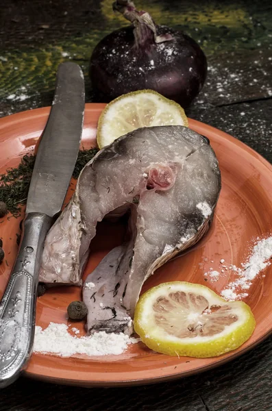 Obehandlad fisk i citron och kryddor — Stockfoto