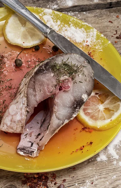 Obehandlad fisk i citron och kryddor — Stockfoto