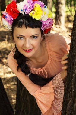 sevimli kadın başında çiçek çelenk ile