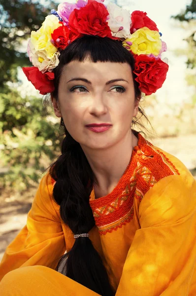 Carina donna con una corona di fiori sulla testa — Foto Stock