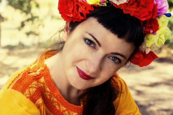 Femme mignonne avec une couronne de fleurs sur la tête — Photo