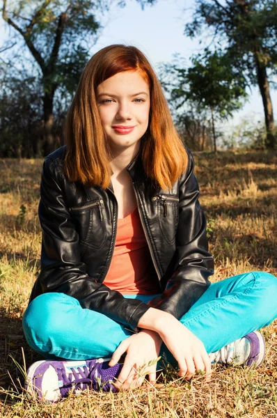 Vacker flicka tonåring sola — Stockfoto