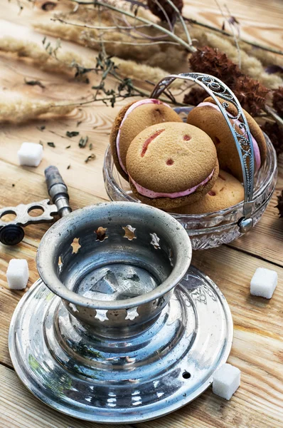 Печенье в хрустальной вазе — стоковое фото