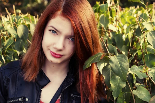 Encantador menina adolescente com cabelo vermelho — Fotografia de Stock