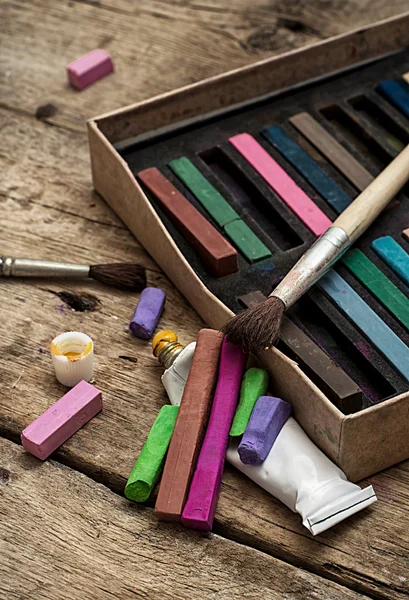 Crayons e tintas — Fotografia de Stock