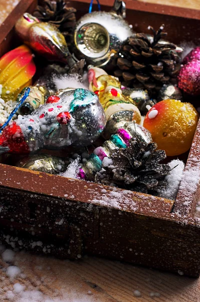 Decoraciones navideñas en la vieja caja de madera —  Fotos de Stock