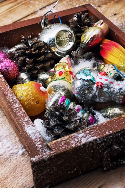 Decoraciones navideñas en la vieja caja de madera —  Fotos de Stock